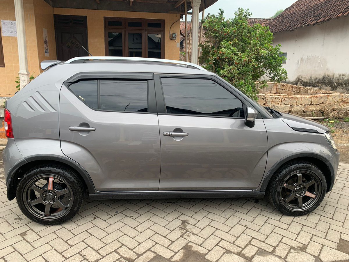 MasMasBiassaa's tweet photo. Mobil yang ngiritnya kelewatan alias cok bau bensin aja udah mau jalan, full tank sudah bisa nyampe Irak

Ngerawat Suzuki Ignis tuh ga pusing di maintenance & bensinnya lek, berasa ngerawat motor 250cc

Yaa walopun disain dari Ignis itu diibaratkannya kek karyawan ngejar deadline ngedesain bagian depan pol2 an trus pas deadline lupa belum bikin desain belakang, belom lagi fitment ban belakang ya yang wkwkwk sekali tapi di versi 2022 desain belakangnya udah lumayan lah, udah ga awikwok banget kek versi sebelumnya

Oiya tips biar ganteng ignis ini sebenernya mudah kok paman, tinggal swap velg R16 x 7, 4 x 100, ET38, jaminan udah ganteng to the maxxx

Nyoh dijual

Suzuki Ignis GX 2022 Matic
- Tax On Surat lengkap
- Odo 6000 otw 7000km Aseli
- Velg sudah diganti R16 (Oriannya Wes Embuh kemana)
- Plat D Bandung

Harga 143 Juta Nego Asalkan Kau Berbahagia

https://t.co/9KgdzMcHuX