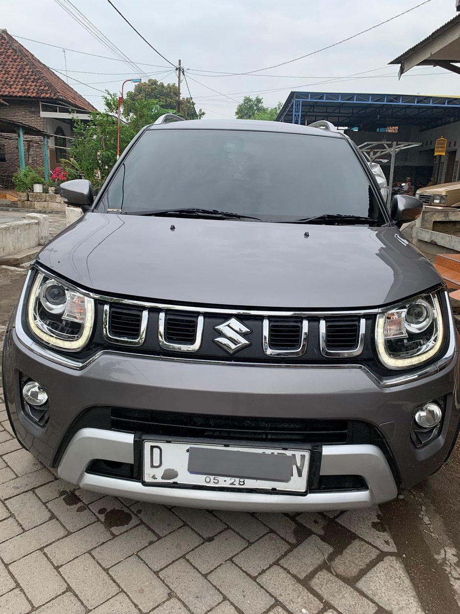 MasMasBiassaa's tweet photo. Mobil yang ngiritnya kelewatan alias cok bau bensin aja udah mau jalan, full tank sudah bisa nyampe Irak

Ngerawat Suzuki Ignis tuh ga pusing di maintenance & bensinnya lek, berasa ngerawat motor 250cc

Yaa walopun disain dari Ignis itu diibaratkannya kek karyawan ngejar deadline ngedesain bagian depan pol2 an trus pas deadline lupa belum bikin desain belakang, belom lagi fitment ban belakang ya yang wkwkwk sekali tapi di versi 2022 desain belakangnya udah lumayan lah, udah ga awikwok banget kek versi sebelumnya

Oiya tips biar ganteng ignis ini sebenernya mudah kok paman, tinggal swap velg R16 x 7, 4 x 100, ET38, jaminan udah ganteng to the maxxx

Nyoh dijual

Suzuki Ignis GX 2022 Matic
- Tax On Surat lengkap
- Odo 6000 otw 7000km Aseli
- Velg sudah diganti R16 (Oriannya Wes Embuh kemana)
- Plat D Bandung

Harga 143 Juta Nego Asalkan Kau Berbahagia

https://t.co/9KgdzMcHuX