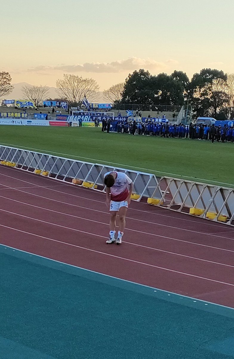 試合後、FC今治の照山颯人が沼津ゴール裏に挨拶。2020年9月から10月までベガルタ仙台からアスルクラロ沼津に育成型期限付き移籍してたのだが、3年前に僅か2ヶ月いただけでも強く印象に残ってる選手。

あの年僕は8月にユニ購入したのだけど、もう少し待って照山の背番号にするんだったと思ったもの。