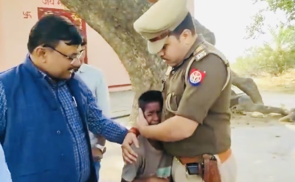 DeepakSEditor's tweet photo. मिर्जापुर में चुनार इलाके के इस बदनसीब बच्चे की कहानी रूला देती है।
पापा दुनिया में नहीं रहे, मां बेहद बीमार है,7 साल के इस बच्चे ने तीन दिन से खाना नहीं खाया है।

बिलखते बच्चे को कुछ लोग पुलिस चौकी तक पहुंचाते हैं तो वहां नर में नारायण मिलते हैं। 
चौकी इंचार्ज का इस बच्चे को गले लगाना, उसे नये कपड़े देना और मदद का वायदा करना दिल को छू लेने वाला मंजर है।

ये तस्वीर यूपी पुलिस का सबसे बड़ा मैडल है।ये तस्वीर जाहिर करती है कि पुलिस में भी अच्छे लोग हैं।पुलिस चाहे तो बहुतों के आंसू पोंछ सकती है। 

चौकी इंचार्ज साहब को सैल्यूट और ये आशा है कि वे बाकी थानेदार, कोतवाल और कप्तानों के लिये प्रेरणा बने !