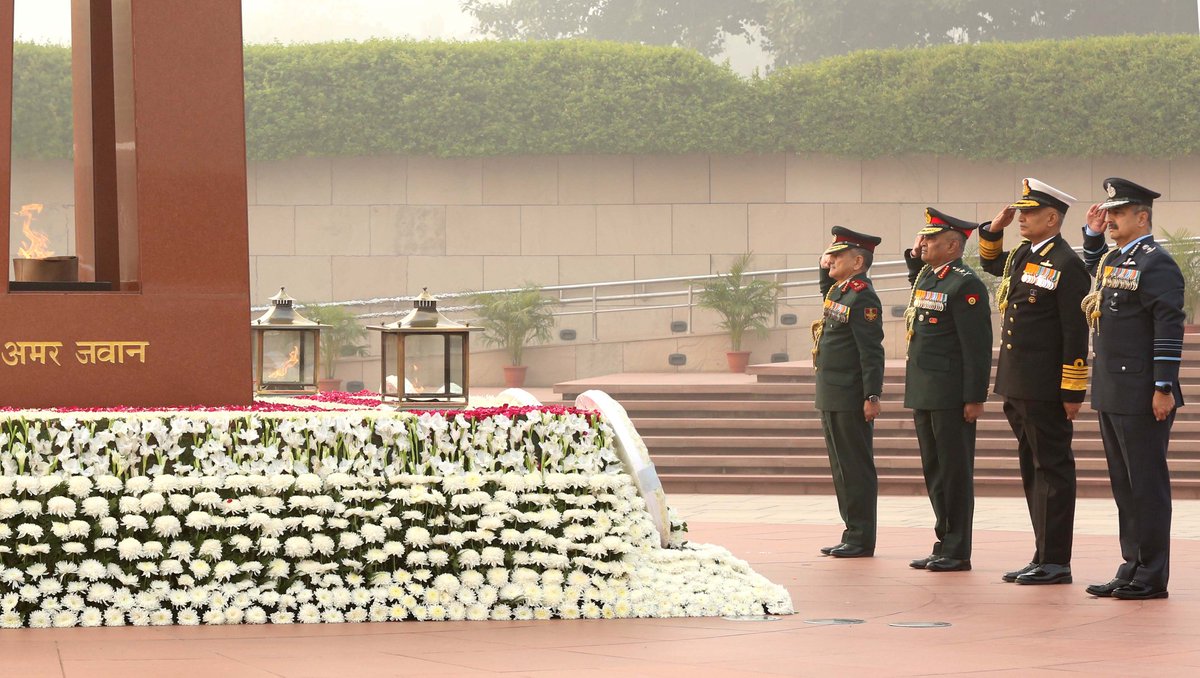 indiannavy's tweet image. With the #NavyDay2023 Ops Demo by the #IndianNavy scheduled at Sindhudurg on #04Dec 23, General Anil Chauhan #CDS, General Manoj Pande #COAS, Admiral R Hari Kumar #CNS &amp;amp; Air Chief Marshal VR Chaudhari #CAS paid homage to the #Bravehearts at the National War Memorial, #02Dec 23.
