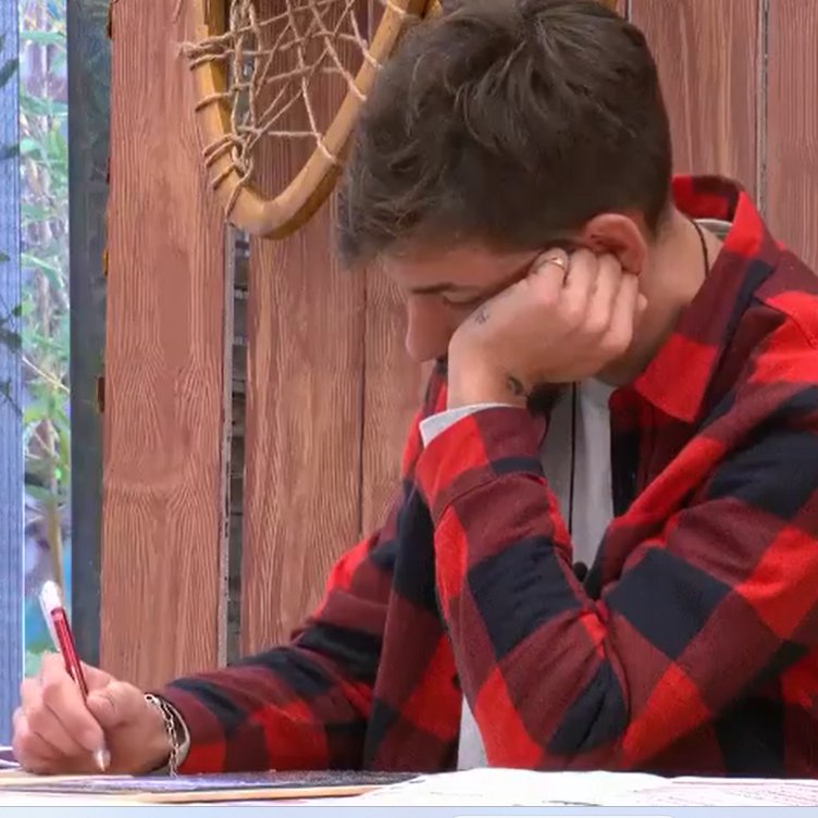 noah90_'s tweet image. Carpetingo haciéndole a Jessica un dibujo para que quite el cuadro que le regaló Pablo y cuelgue el suyo porque es mejón #GHVIP2D