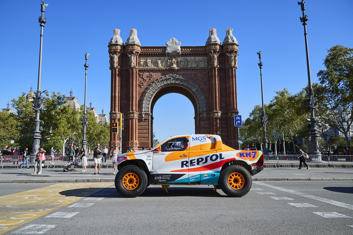 motorpuntoes's tweet photo. #Dakar | Barcelona respira Dakar: más de 800 coches embarcan hacia Arabia Saudí

https://t.co/gRYgTJ53WB

#Dakar2024 #Presentación #Embarque #Barcelona @IsidreEsteveDkr @Rociocarasso @PauNavarroF @NaniRoma @Dakarenvivo @Dakar https://t.co/CzGUAlk3He