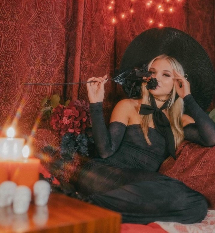 𝒞𝒽𝑒𝑒𝓇𝓁𝑒𝒶𝒹𝒾𝓃𝑔 𝓉𝑜 𝕳𝖊𝖑𝖑 tweet media