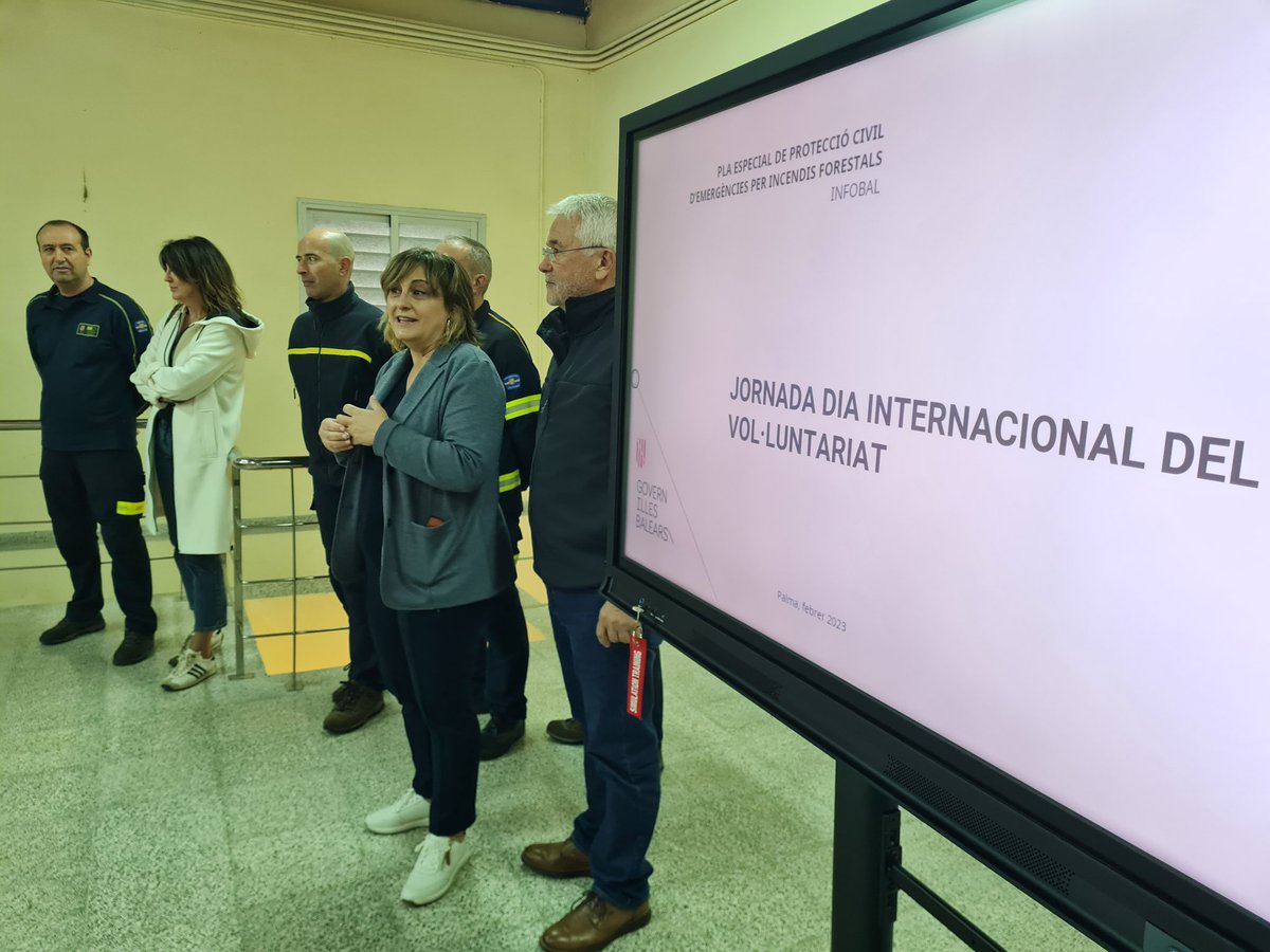 PresidenciaGOIB's tweet photo. La consellera @AMEstarellas ha celebrat el Dia Internacional del Voluntariat amb les agrupacions de @proteccioncivil de les Illes Balears, a les quals ha agraït la seva "generositat, dedicació i implicació absoluta al servei de la ciutadania"
@Emergencies_112 https://t.co/E8RET1TNrh