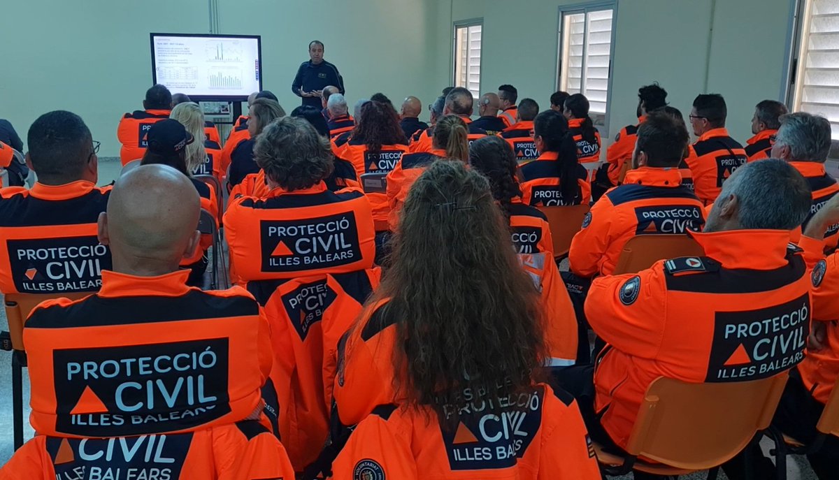 PresidenciaGOIB's tweet photo. La consellera @AMEstarellas ha celebrat el Dia Internacional del Voluntariat amb les agrupacions de @proteccioncivil de les Illes Balears, a les quals ha agraït la seva "generositat, dedicació i implicació absoluta al servei de la ciutadania"
@Emergencies_112 https://t.co/E8RET1TNrh