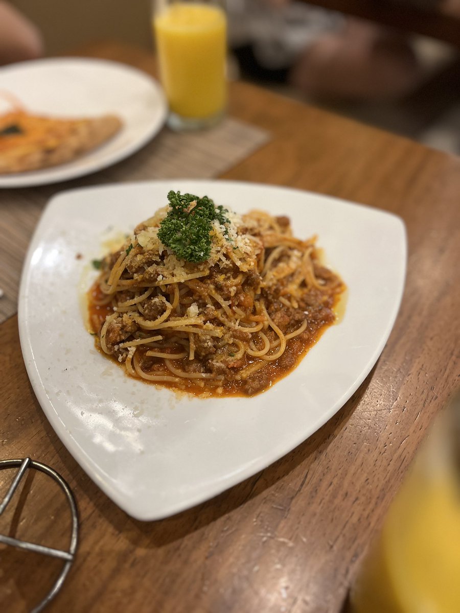SSMI0114's tweet photo. サンセット見えるイタリアンレストランでカンパーイ
マルゲリータにボロネーゼ
イカのフリッターみたいなんで美味いやつ
こっちの人はみんな子供に優しいよねー
めっちゃ子供を見てニコニコ話しかけるの国民性？
 #AriaRestaurant
 #イタリアン
 #めっちゃリーズナブルなイタリアン https://t.co/MXmmU14qb0
