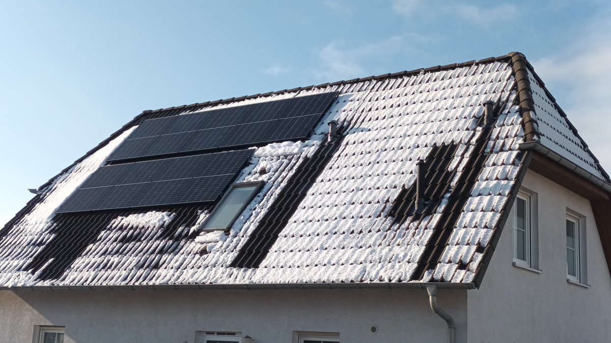 Beheizbare Solarpanels sind schon was Feines:

#PVbuddies #JederQuadratmeterPVzählt