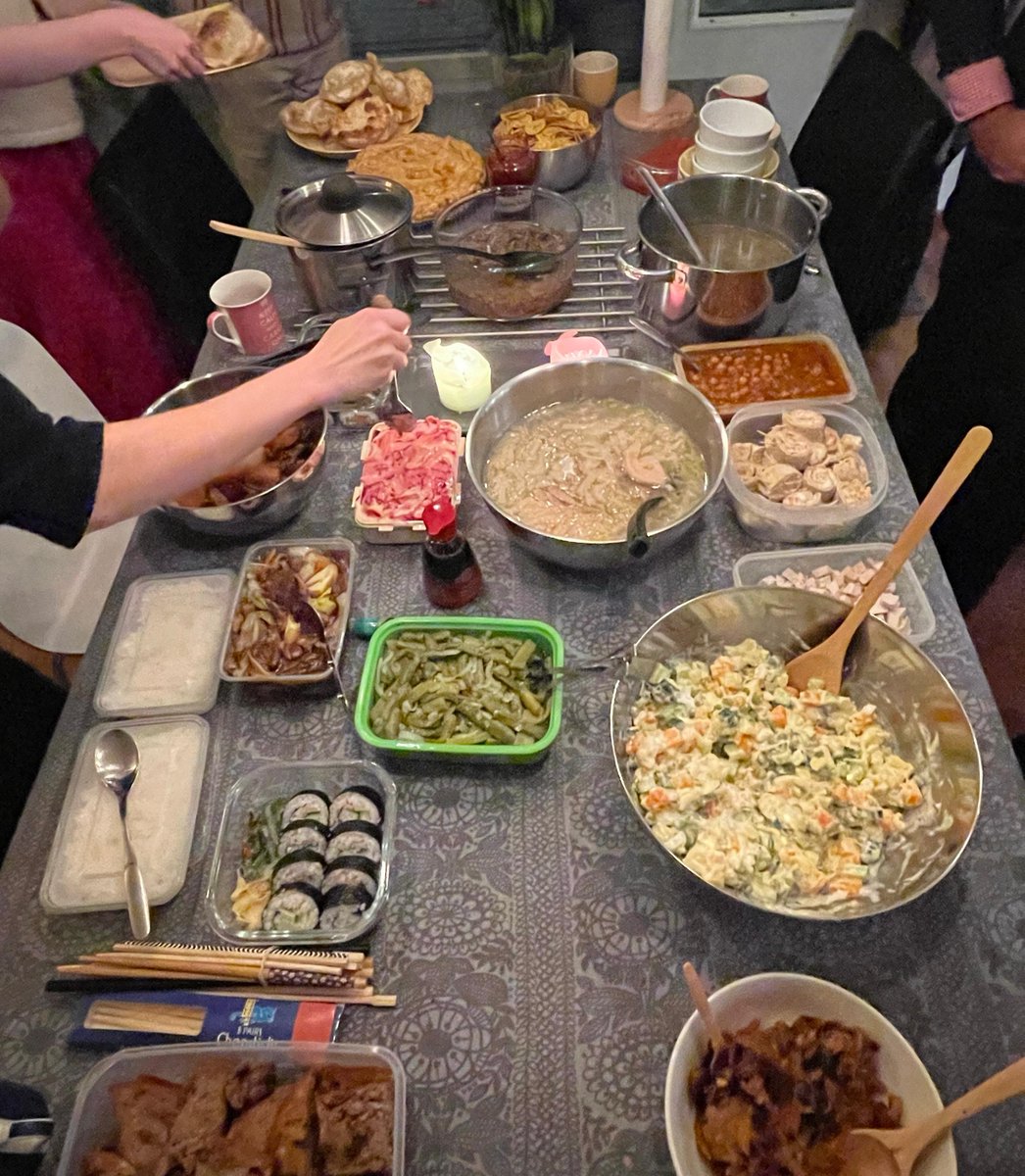 Last night's #Färkkilab pikkujoulu was epic! 🎉 December vibes and a potluck with flavors from around the globe 🌍🍲. A lab that eats together, stays together! 👩‍🔬👨‍🔬
