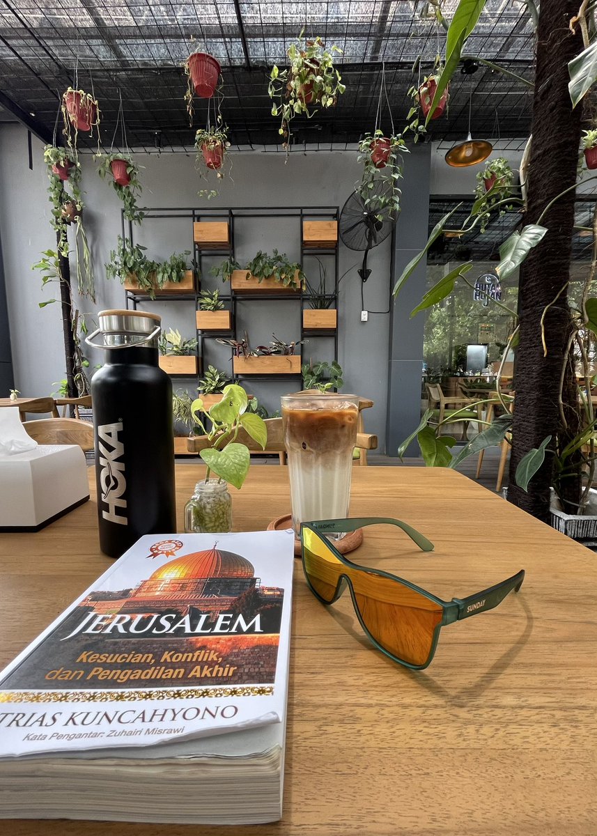 Surabaya cafe2nya makin kesini makin unik &amp; ucul ya. Yang ini bikin adem! 🌿

Tadi spedaan terus gak sengaja nemu cafe di tengah kota. Sepertinya bakal sering main ke sini. Nyaman banget ☺️

“life began in a garden” 🪴🪴🪴