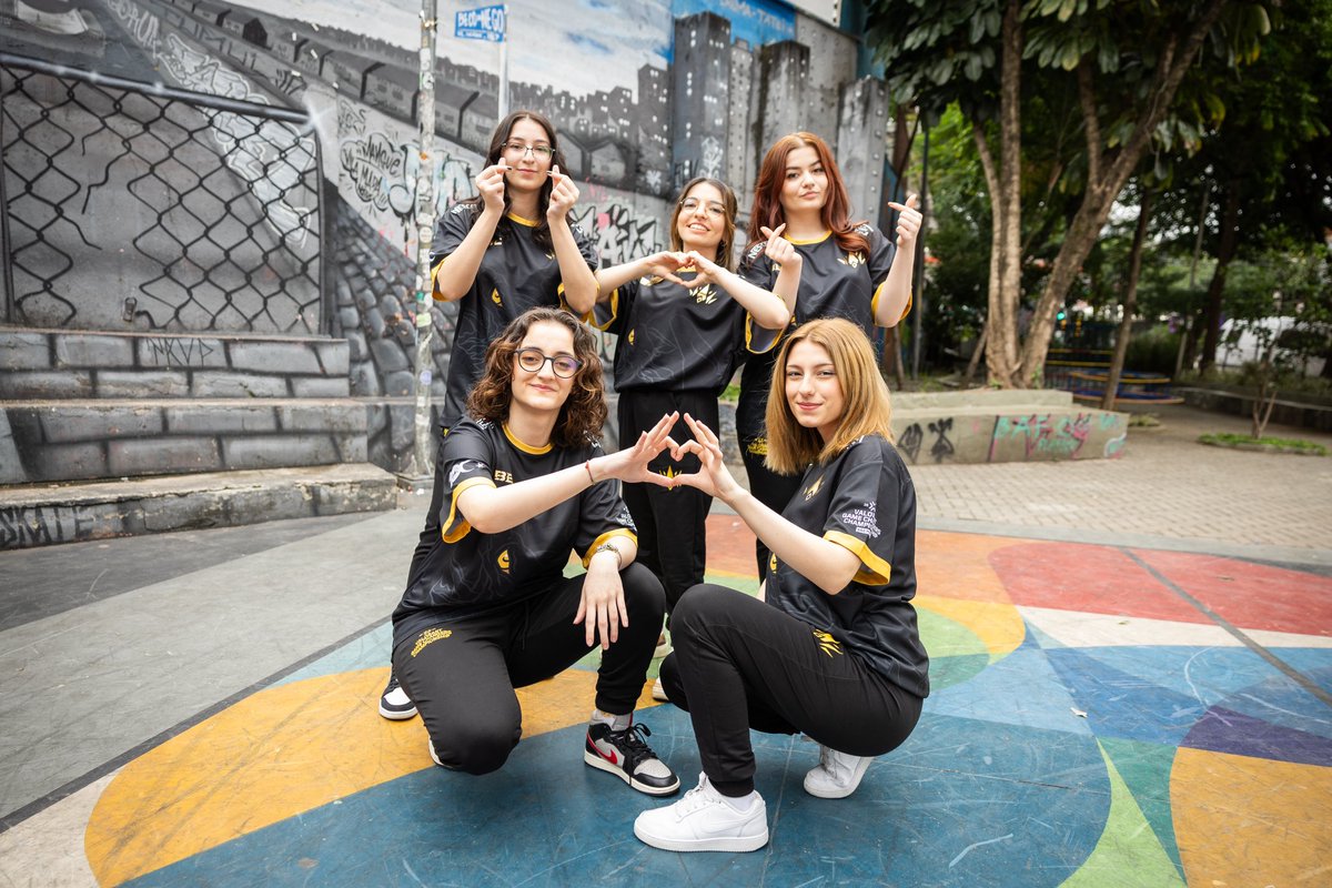 Günün sonunda bize gurur dolu bir 2023 yılı yaşattılar. Tüm olumsuzluklara rağmen mücadelesini terinin son damlasına kadar devam ettiren BBL Queens’ten bir taraftar olarak razıyım.

Benim şampiyonum BBL Queens!

Şimdi 2024 için hazırlıklara başlayalım.

Haydi KIZLAY!