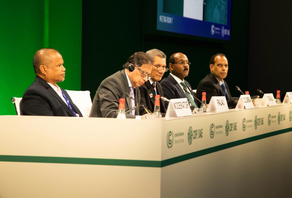 infopresidencia's tweet photo. Así avanza la agenda internacional del Presidente @petrogustavo en la #Cop28: 

✅Lanzamos el Portafolio para La Acción Climática y la Transición
Socioecológica y Energía Justa en Colombia.

✅El mandatario intervino el evento de Mandato de Negociación del Tratado de No Proliferación de
Combustibles Fósiles.

✅Se reunió con el Presidente de Emiratos Árabes Unidos, Mohamed bin Zayed Al Nahayan.

✅Se pronunció en la Cumbre de Lideres del G77 y China sobre Cambio Climático.