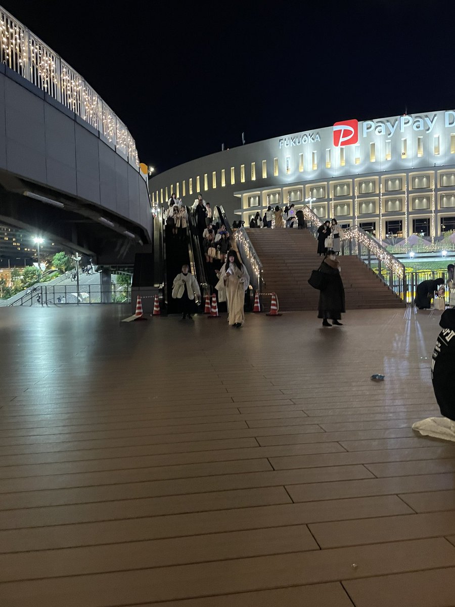 miiii969's tweet photo. SexyZone 福岡1日目 12/2

落し物を見つけました。
お心当たりのある方は写真の場所におりますのでご連絡よろしくお願い致します。

黒のダウンを着て緑と紫のペンライトを振っています。

#SexyZone #Chapterll https://t.co/kktHoD8sPC