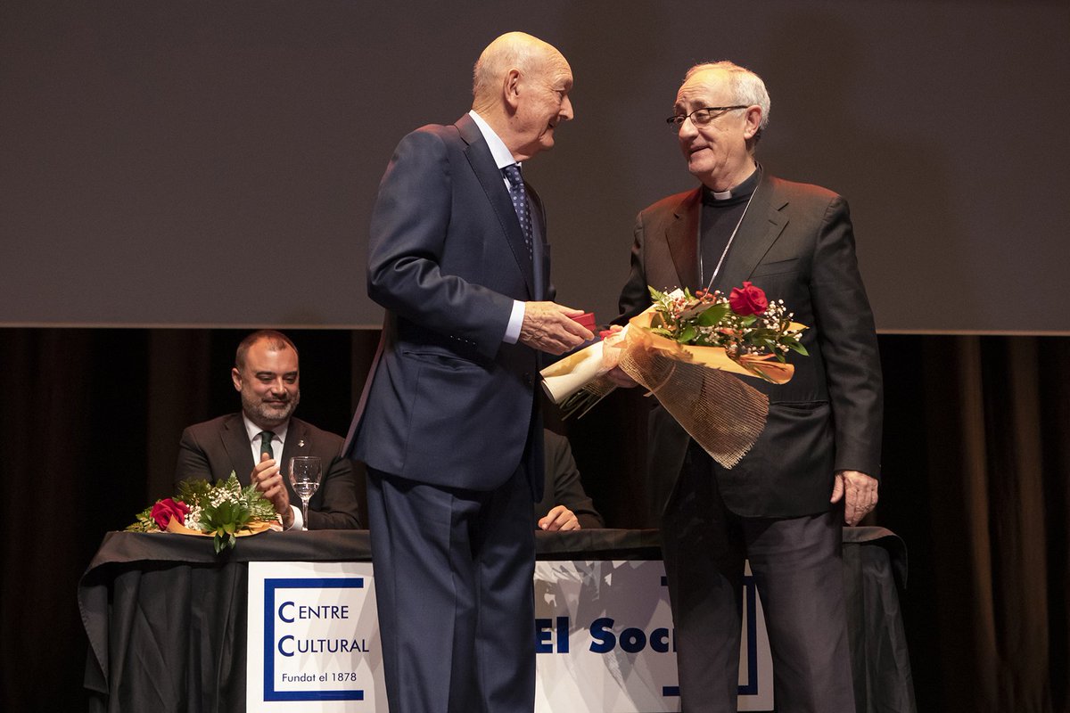 L'alcalde de Terrassa, <a href="/jordi_ballart/">Jordi Ballart Pastor</a>, ha participat en la 54a edició del Terrassenc de l'Any, organitzat pel <a href="/CCElSocial/">El Social Terrassa</a>. Els Terrassencs d'aquest any són <a href="/merce_paloma/">Mercè Paloma</a>, Ramon Pons i <a href="/Rosa_Ribera_trs/">rosa ribera mitjavila</a>. Enhorabona! 👏