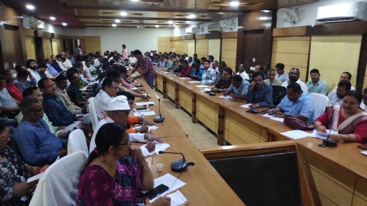 DmKalahandi's tweet photo. Preparatory meeting of Kalahandi Utsav Ghumura-2024 was held under the Chairmanship of Collector. SP, ADM, Dist level officers, BDOs, Tahasildars, Utsav committee members, DCC members &amp; representatives of cultural organizations were present.
@Culturedeptt https://t.co/gXqIEjDloW