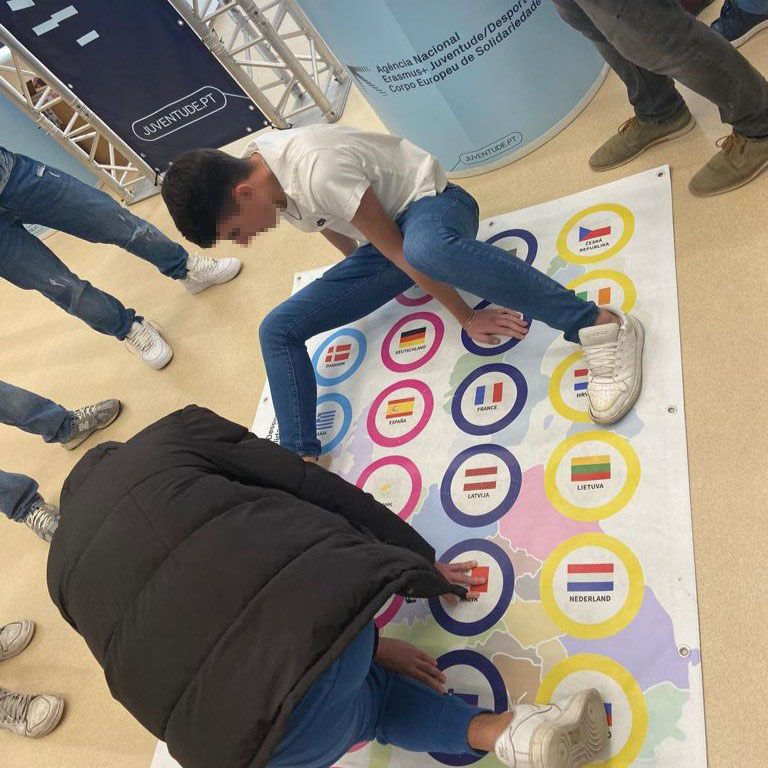 ratoadcc's tweet photo. 📸
 🇵🇹 A @Erasmusmais , em #parceria com a #RatoADCC e o Agrupamento de Escolas João de Barros, realizou mais uma edição do RoadShow na ES João de Barros em #Corroios onde os jovens puderam conhecer oportunidades da @CE_PTrep 
#ErasmusMais
 . . .
 🇬🇧 #ErasmusPlus RoadShow https://t.co/1NfSgEjpHs