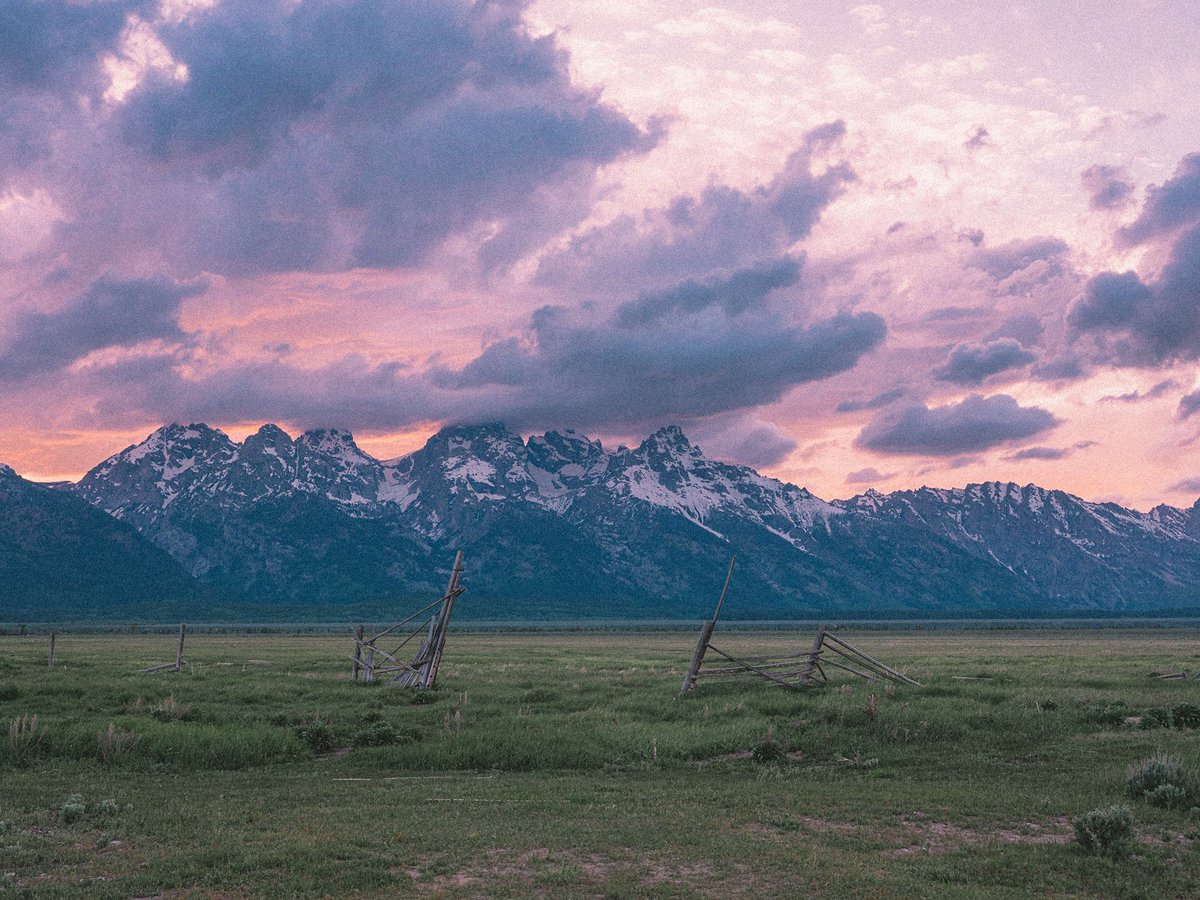nev_in_color's tweet photo. sundown out west ⛰️ https://t.co/6Lmensv7gX