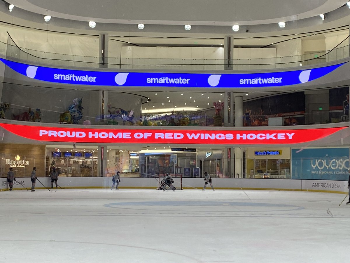 hobokenredwings's tweet photo. The Hoboken HS Hockey 🥅 🏒 Team’s home ice at the American Dream Mall. #RedwingsHockey #HereWeComeHoboken https://t.co/r7O49KFy2V