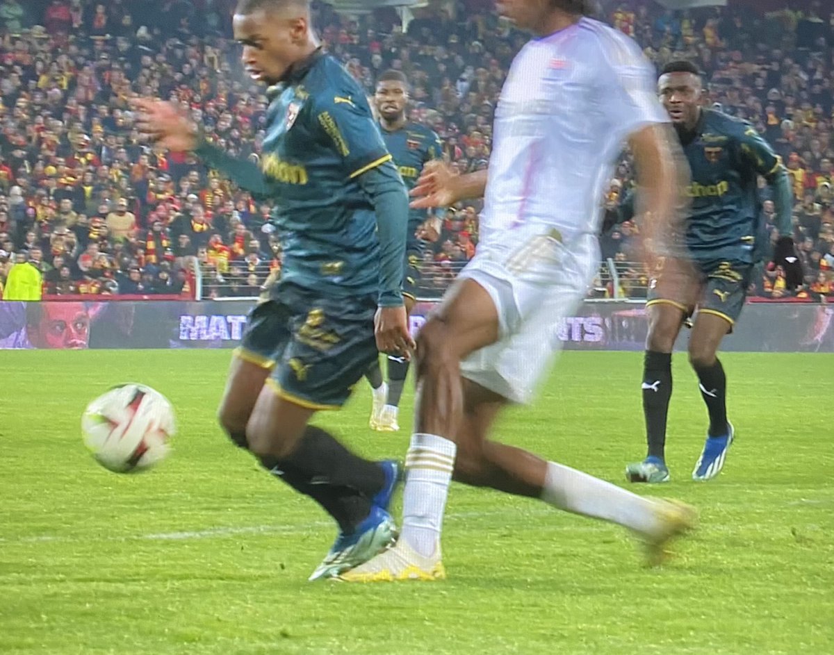 liltoumy's tweet photo. Penalty dans une des 2 actions, devinez 

#RCLOL #TeamOL https://t.co/iTTmnLmVKg