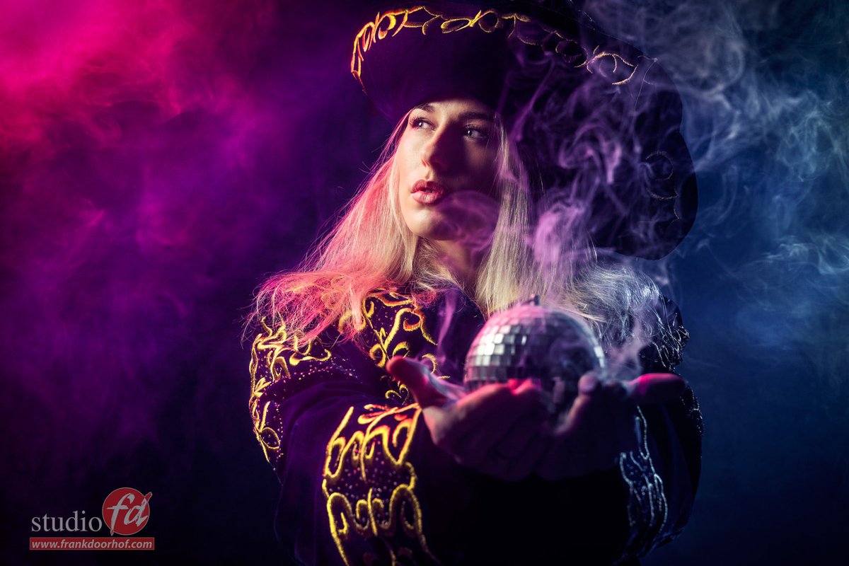 Having some fun the with the #lensgo smokemachines during Digital Classroom. 

Here is the whole episode with the demonstration and photoshoot. 
youtube.com/live/mzNt0IkMi…

Because we liked them so much we added them to our webshop at frankdoorhof.com/shop