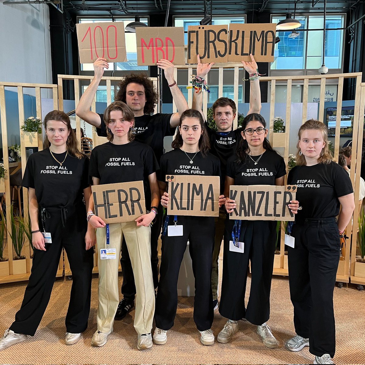 Sieben Kinder reicher Eltern fliegen für Tausende von Euro nach #Dubai und lassen sich hübsche T-Shirts drucken. Aber für vernünftige Schilder reicht es nicht?