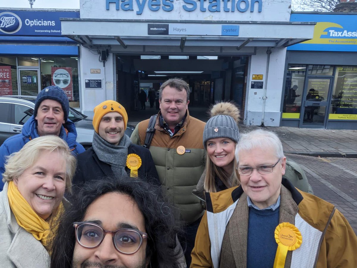 Great to be with @BromleyLibDems in support of a fantastic local candidate Tudor Griffiths.  Top team. Good luck on Thursday.🫡🔶️🔶️🔶️ On the doorstep, residents totally fed up with Tory cuts. #timeforchange #demandbetter