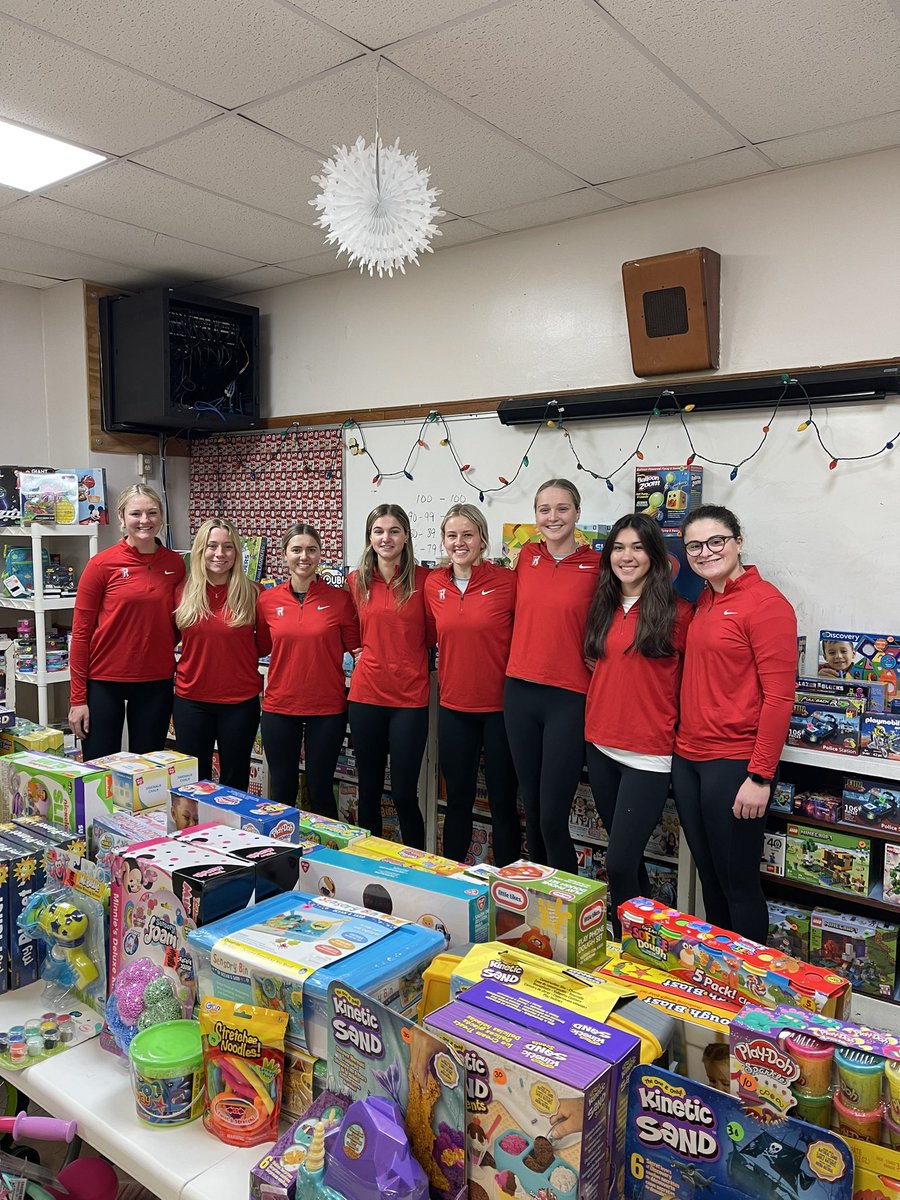 RadfordWGolf's tweet photo. We’re spending our morning at The Pulaski County Christmas store. An incredible cause that brings joy to hundreds of kids in our area. 
🎅🏼🌲 https://t.co/lK85Mie38B