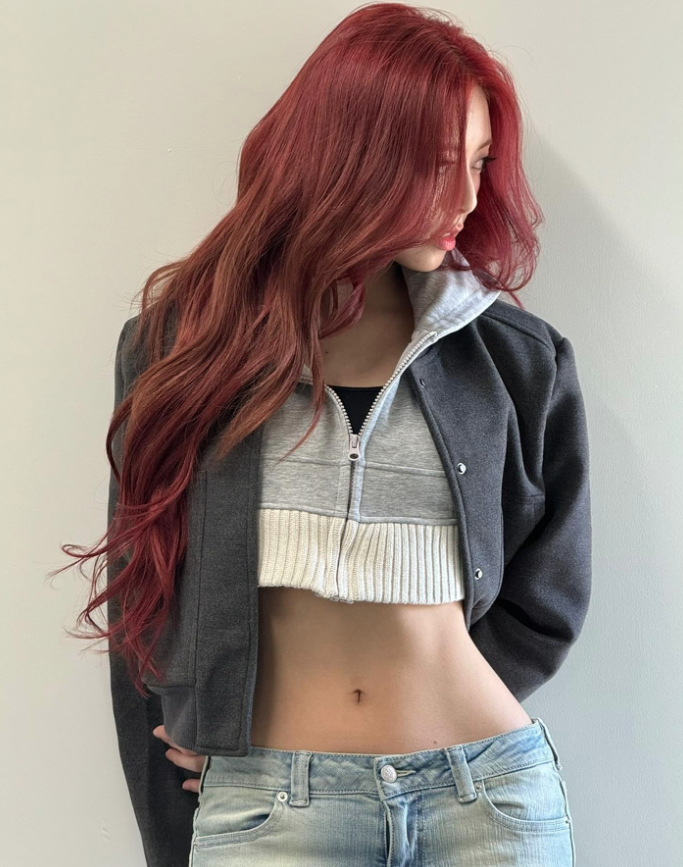 ITZY's Yuna stuns in new shared photos.
