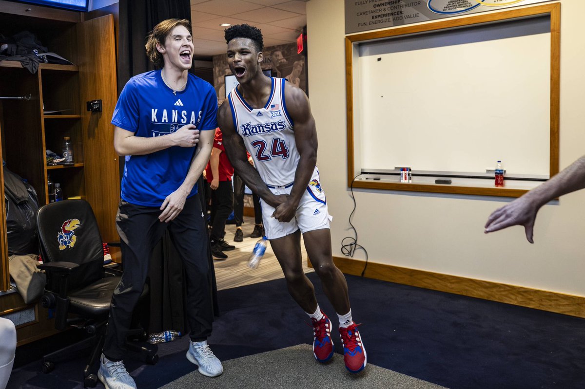 These photos are everything😭😭the emotion KJ was playing with last night &amp; who he was playing for. Absolutely incredible

📸: <a href="/KUAthletics/">Kansas Jayhawks</a>