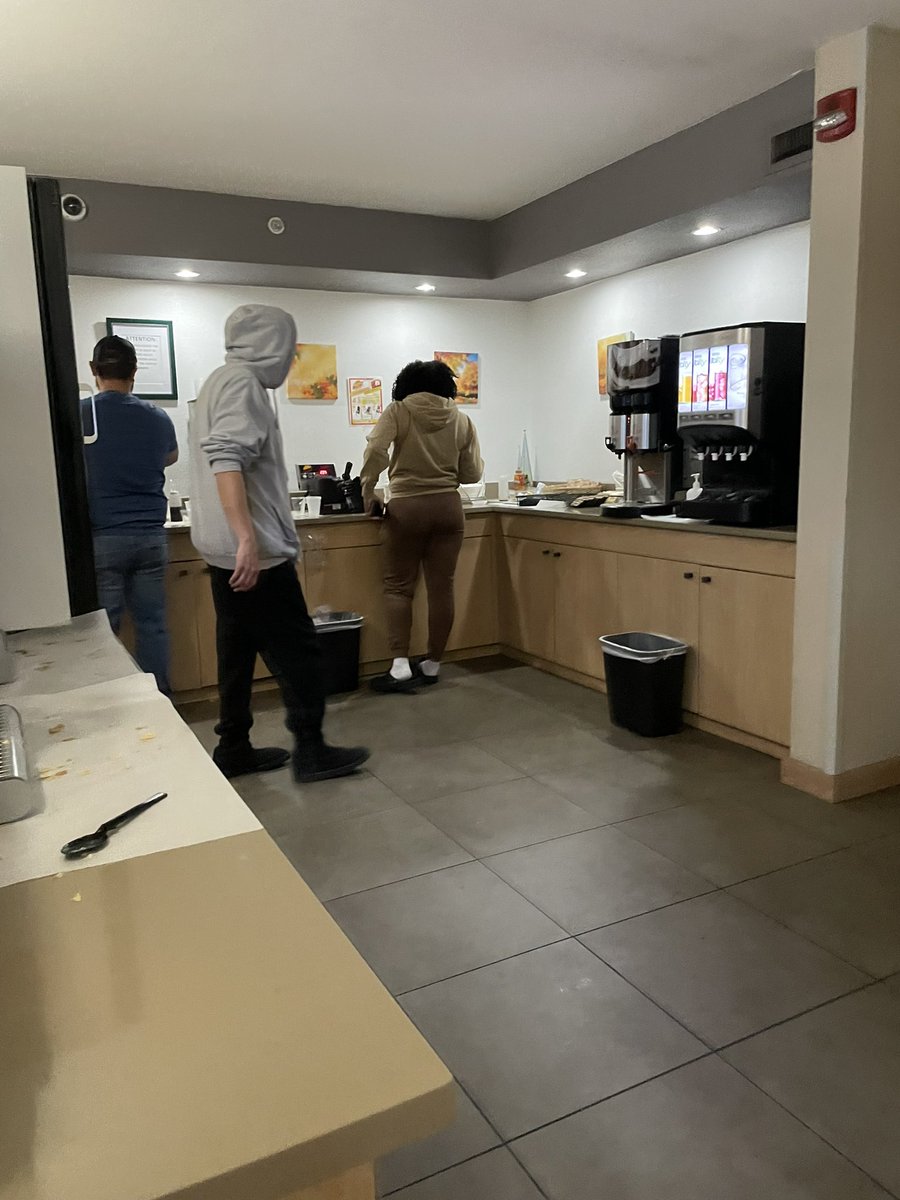 dkita's tweet photo. It’s so funny to me that India’s called a third world country when Americas hotel breakfast looks like this👉🏽 https://t.co/uxhb2axP4w