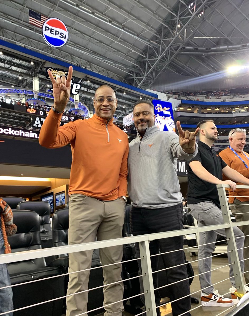Here in Dallas with @RodneyTerry to watch @TexasFootball @CoachSark get it done vs Oklahoma State in the Big 12 championship. Let's bring that trophy back to Austin. Hook 'Em🤘🏾🤘🏾