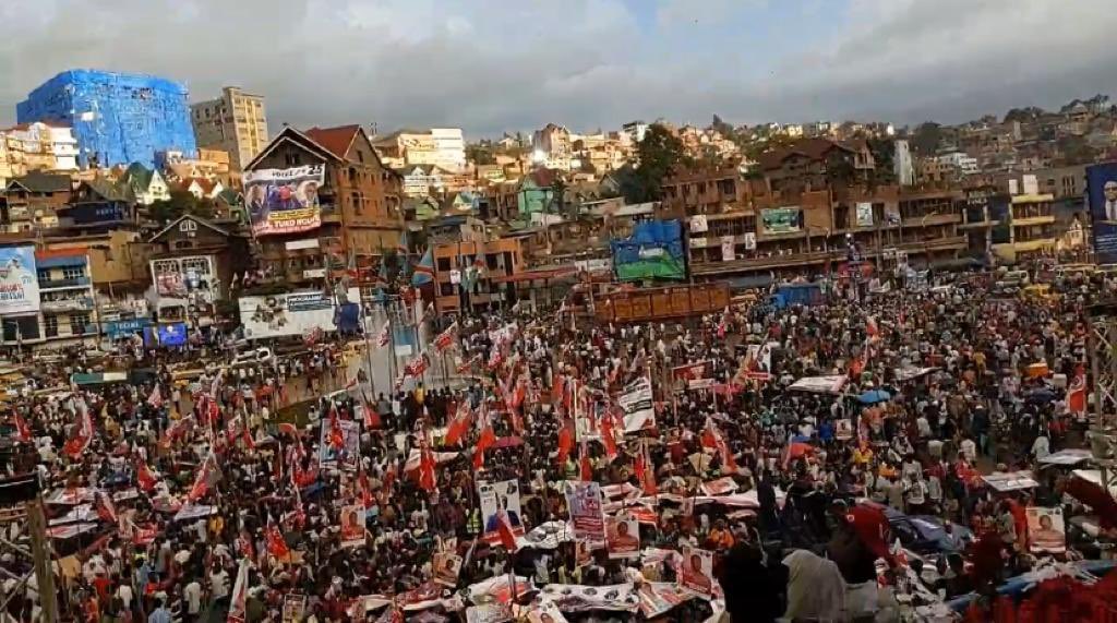 🔴<a href="/VitalKamerhe1/">Vital Kamerhe</a> et Bukavu, ça a toujours été une belle histoire des marées humaines à répétition, d'amour inconditionnel, de fidélité à toute épreuve, de complicité et d'unité entre un leader bien-aimé et son peuple chéri.
Bravo <a href="/uncrdc/">UNC_RDC Officiel</a> &amp; <a href="/BillyKambale1/">Billy Kambale</a>.
(Images 100% bio).