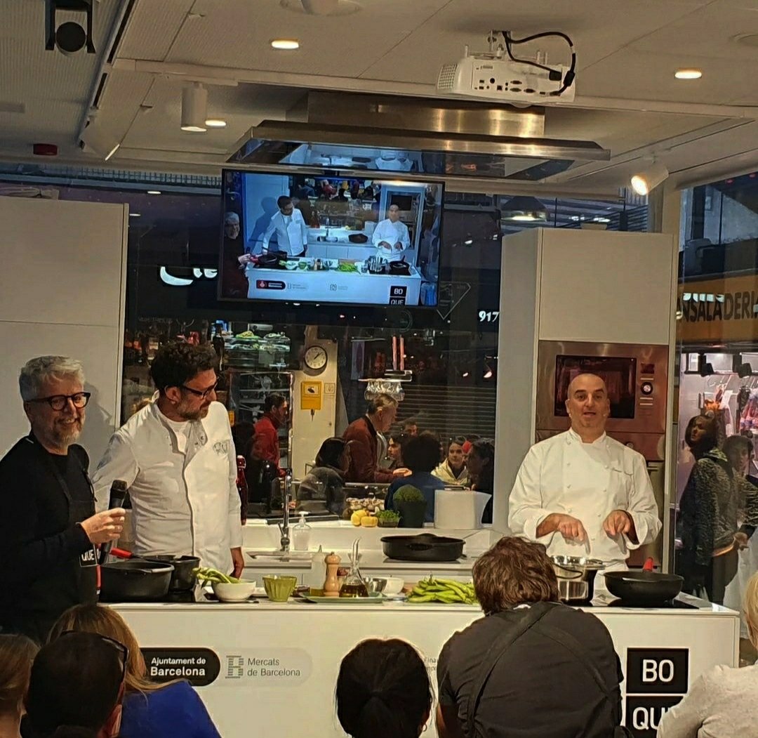 Albert_Batlle_B's tweet photo. Avui al @mercatboqueria participant en la "Marató de #cuiners" a favor de @la_marato de @som3cat, amb reconeguts xefs i prescriptors gastronòmics, amb la consellera @MariaJoseArte16 i @MAngels53691333. @Bcn_CiutatVella
Els diners recaptats aniran íntegrament a la Fundació. https://t.co/id61BkolXV
