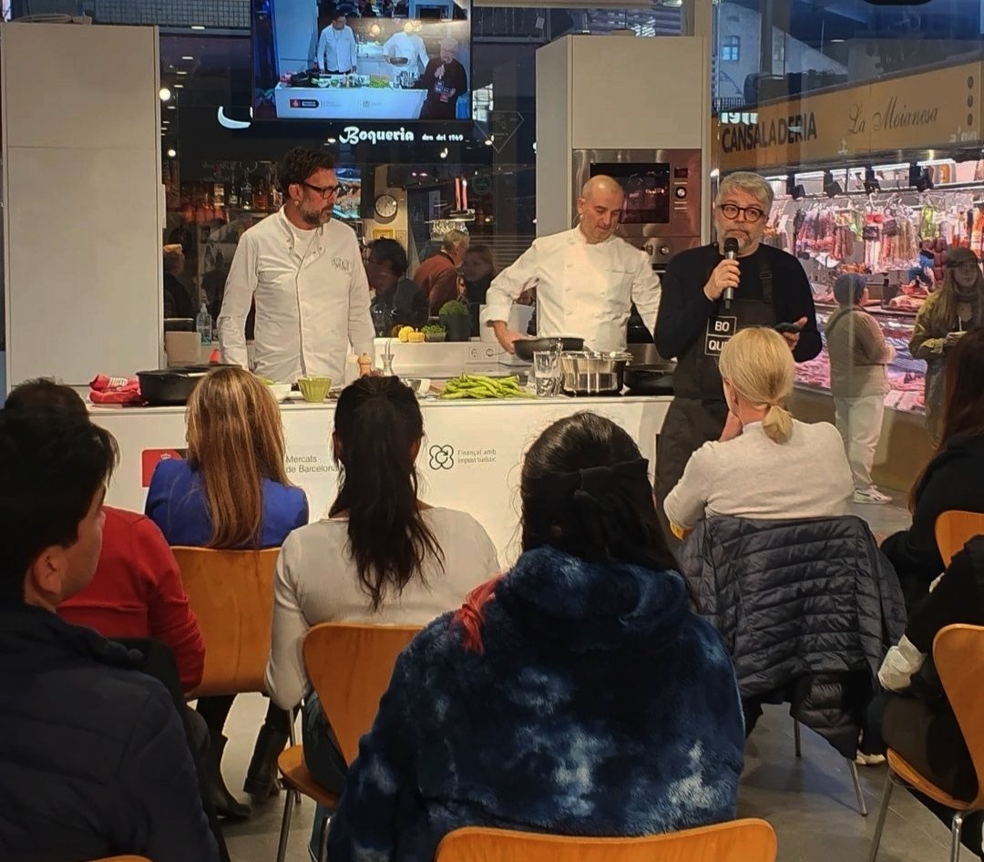 Albert_Batlle_B's tweet photo. Avui al @mercatboqueria participant en la "Marató de #cuiners" a favor de @la_marato de @som3cat, amb reconeguts xefs i prescriptors gastronòmics, amb la consellera @MariaJoseArte16 i @MAngels53691333. @Bcn_CiutatVella
Els diners recaptats aniran íntegrament a la Fundació. https://t.co/id61BkolXV