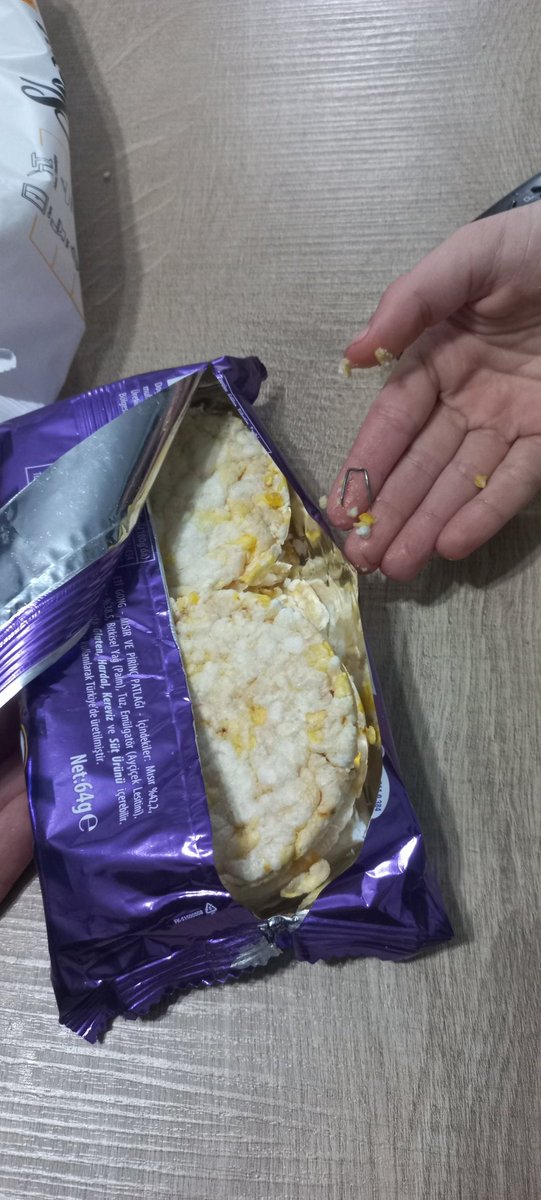 AtamanAli's tweet photo. @Eti_Destek gong adlı ürününüzden zımba teli çıktı. Oğlum yerken ağzına batmış çıkardı bana gösterdi. Çocuğun damagina saplanmış. Daha kötüsü Yutabilirdi veya boğazına takilabilirdi. Sonuçta uçları sivri https://t.co/UHyKIR5ygu