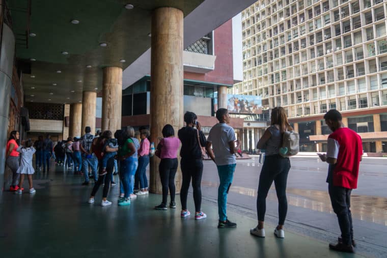 AngelMedinaD's tweet photo. Las jornadas de cédulacion que se montaron con fines electorales, deben mantenerse unas semanas más 

Las largas filas en todo el país evidencian la gran necesidad de identidad que tiene el Venezolano https://t.co/MkwRqg1Ekx