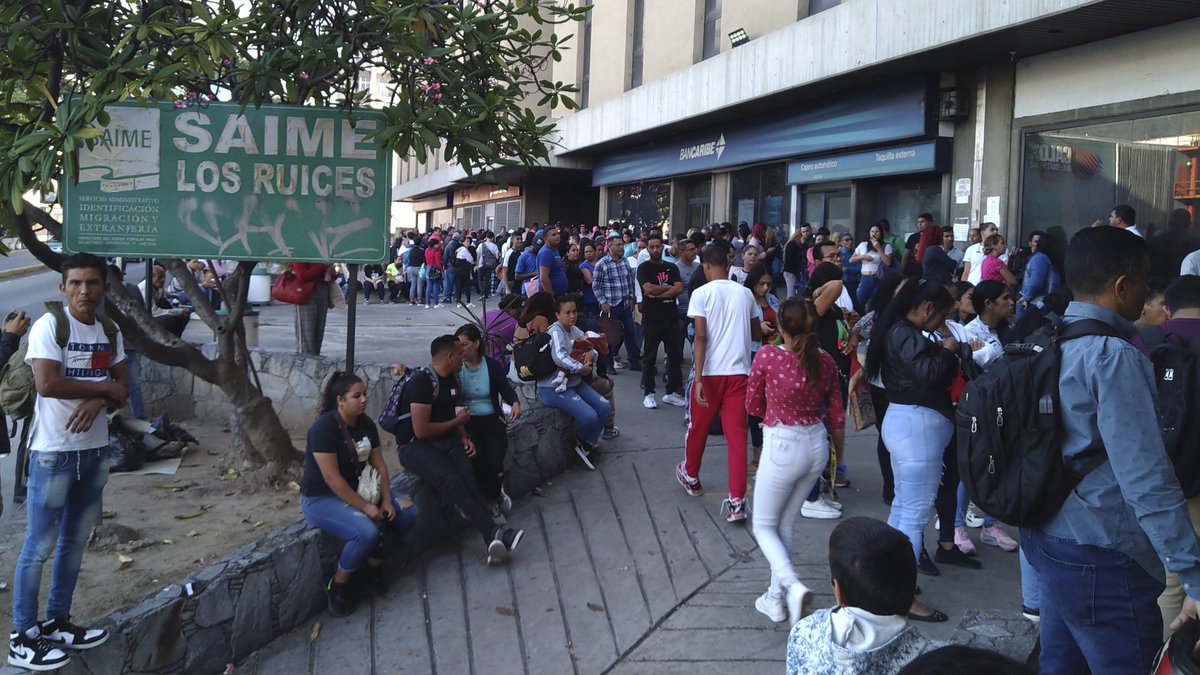 AngelMedinaD's tweet photo. Las jornadas de cédulacion que se montaron con fines electorales, deben mantenerse unas semanas más 

Las largas filas en todo el país evidencian la gran necesidad de identidad que tiene el Venezolano https://t.co/MkwRqg1Ekx