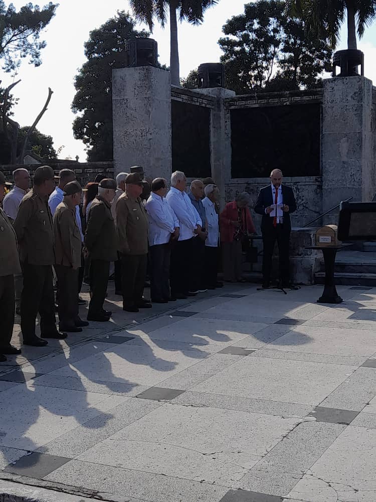 EmilioLozadaG's tweet photo. Esta mañana participé en la inhumación de las cenizas del italiano Gino Doné, único expedicionario europeo del yate Granma, en el Panteón de Veteranos del Cementerio de Colón, dando cumplimiento a la última voluntad de quien hasta sus últimos días fue gran defensor de #Cuba. https://t.co/t1GyvQTRwW