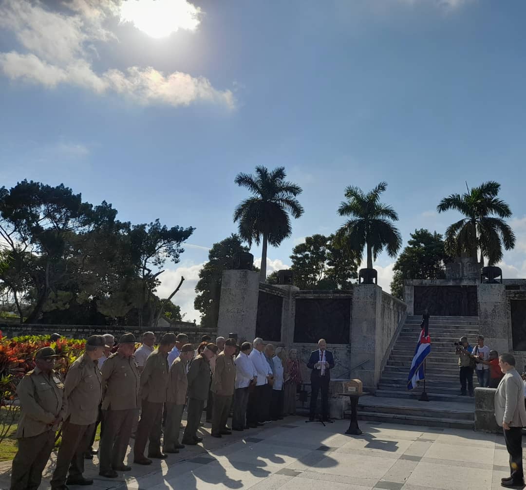 EmilioLozadaG's tweet photo. Esta mañana participé en la inhumación de las cenizas del italiano Gino Doné, único expedicionario europeo del yate Granma, en el Panteón de Veteranos del Cementerio de Colón, dando cumplimiento a la última voluntad de quien hasta sus últimos días fue gran defensor de #Cuba. https://t.co/t1GyvQTRwW