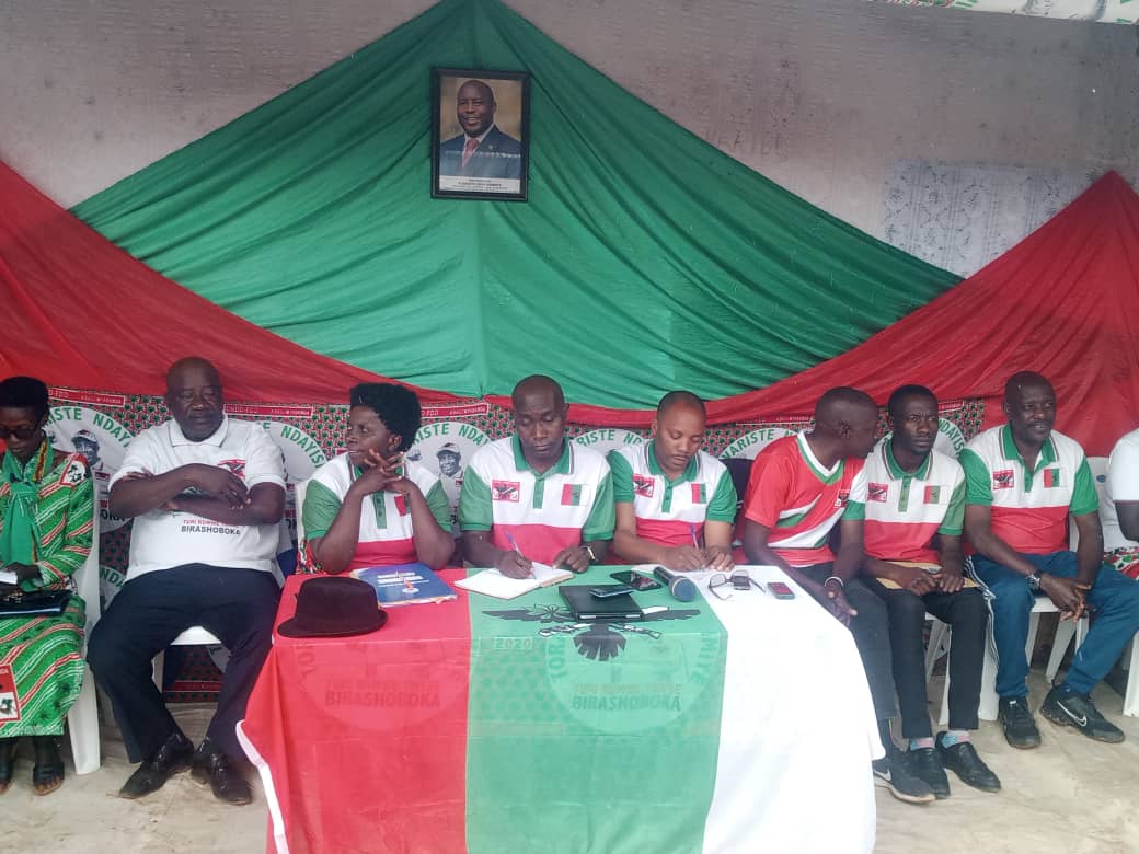 1cnddfdd's tweet photo. #Burundi kuruyu wa 2/12/2023 bureau communal @Nyanza mumugambwe CNDD -FDD bagendera zone Kayove muri gwarukurikirane go kugendera ama zone agize komine Nyanza ivyo barabiye hamwe umutekano kwijukira iterambere, kunga ubumwe nibindi vyari vyifashe neza . https://t.co/rH6DZqI8Bj