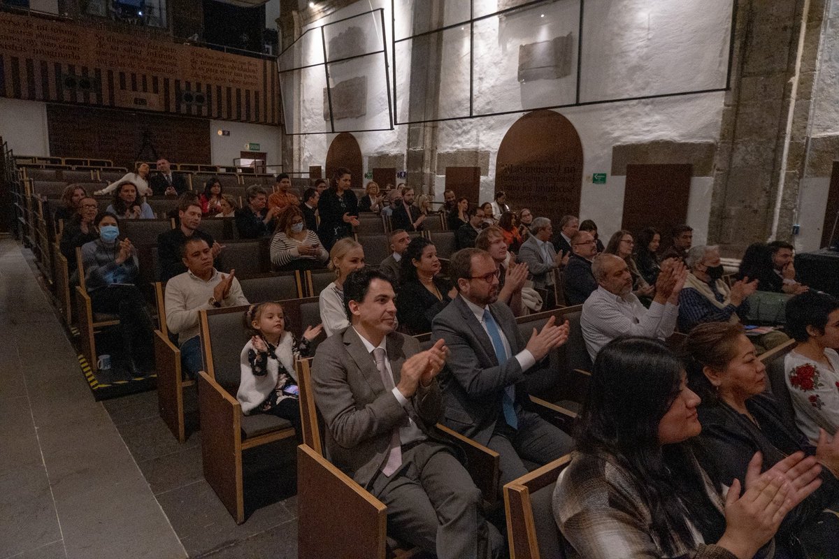 “Nadia Comaneci y la Policía Secreta. Historias de la Guerra Fría” del escritor <a href="/StejarelO/">stejărel olaru</a> fue el centro de nuestra celebración del 1 de diciembre #DíaNacionaldeRumania🇷🇴en <a href="/U_ElClaustro/">El Claustro</a>, a pocos días de que se cumplan 34 años del fin de la dictadura y regreso de la democracia.