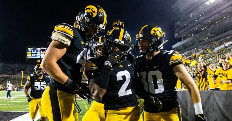 ryanbunnellTV's tweet photo. What a season it's been, let's close things out with a pair of winners!

This game will be far from pretty... but:
🏈 Iowa-Michigan u35.5 (1u)
🏈 Iowa +22 (0.5u)

Grab my analysis for the Big Ten Championship here 👇