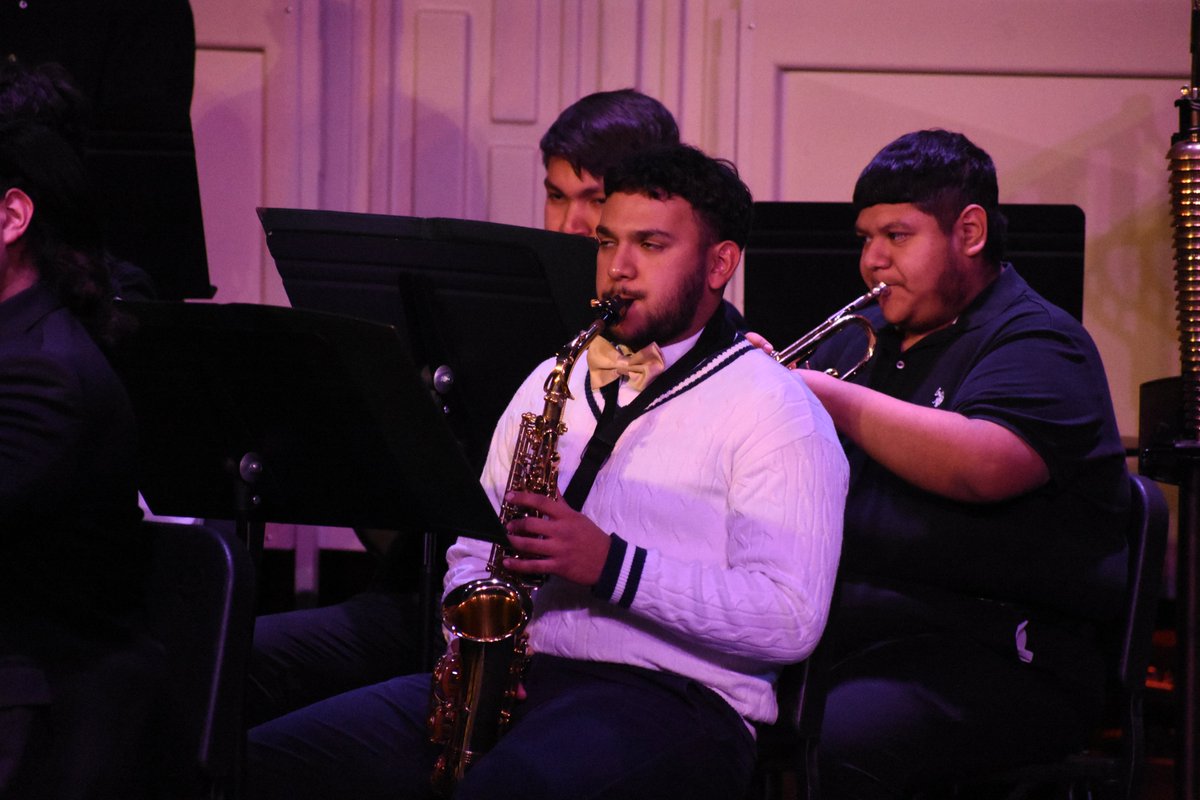SCCCLiberalKS's tweet photo. The Rapid Fit Showcase Theater at SCCC was full of the holiday spirit and cheer on Friday. @SCCCLiberalKS musicians and singers played and sang holiday tunes for the Winter Concert. #scccsaints #gosaints #conceret #holidays https://t.co/BnMS6c8GL7
