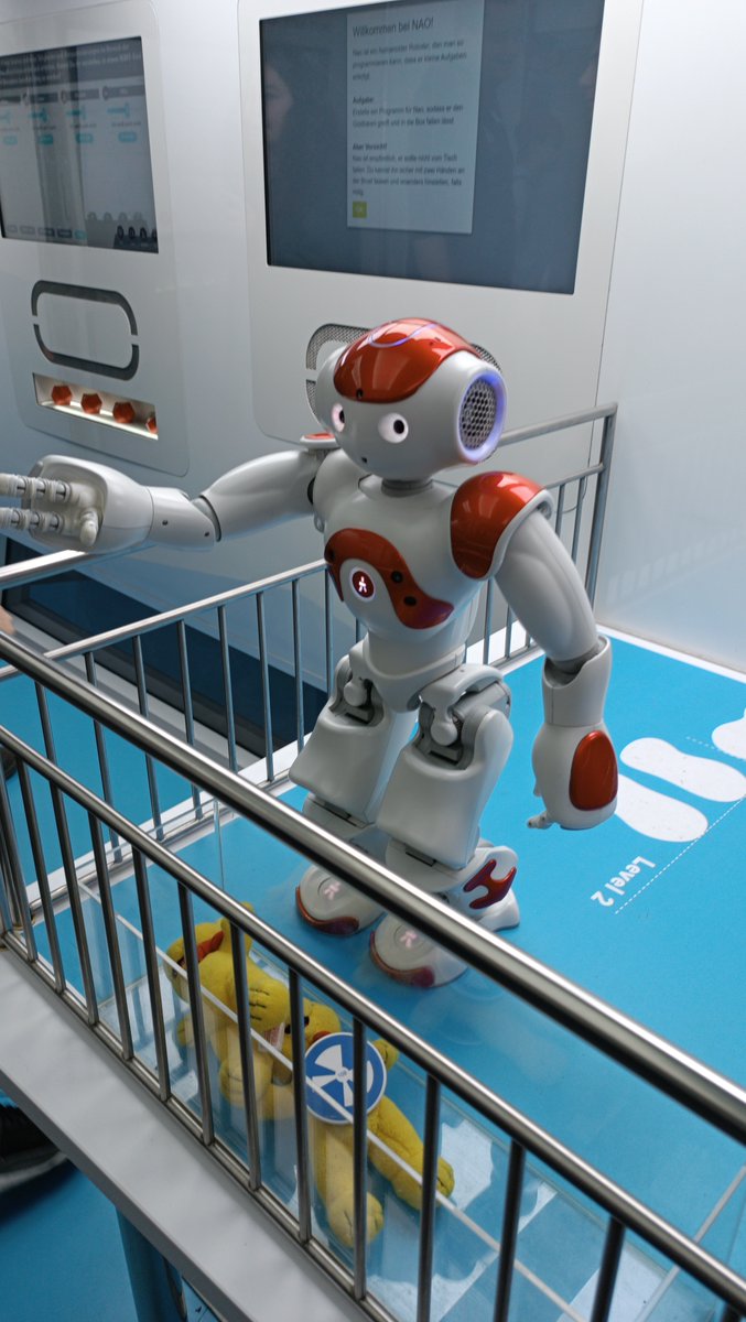 LKTrierSaarburg's tweet image. Im Touch-Tomorrow-Truck der Dr. Hans Riegel-Stiftung konnten die Schülerinnen und Schüler des kreiseigenen Gymnasiums #Konz #MINT hautnah erleben. An verschiedenen Stationen wurde spielerisch über neuste Technik und Berufsmöglichkeiten in diesem Feld informiert.