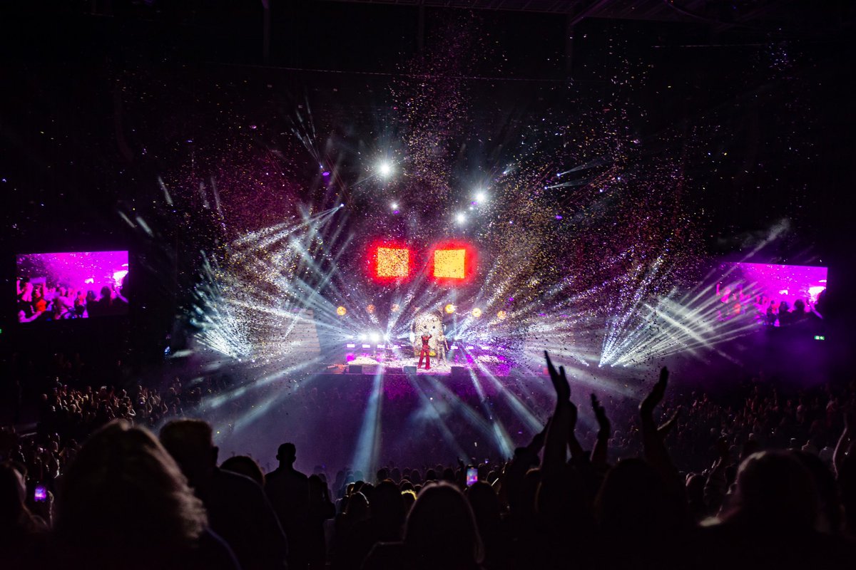 khennessyphotos's tweet image. What a night with @jomcnally &amp;amp; @VogueWilliams for night 3 of M.T.G.M live in a jam packed, bouncing @3ArenaDublin ! If you’re going tonight, be prepared to dance, laugh, possibly squirm and have an all round awesome night! 
.
#MTGMPod #mytherapistghostedme #3Arena #Dublin