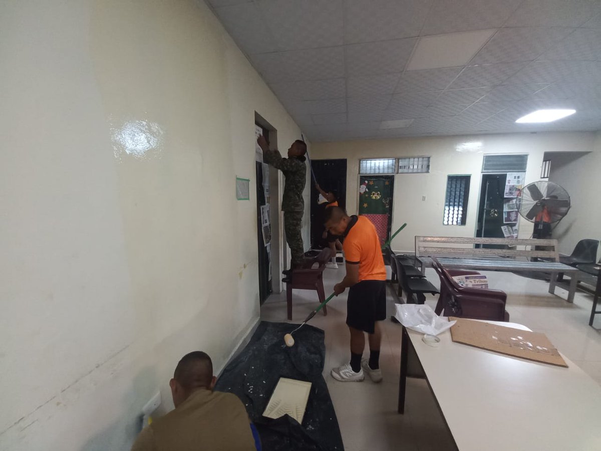 FFAAHN's tweet photo. #ProyecciónSocial
En el Centro de Salud Ramón Villeda Morales, ubicado en la colonia El Pedregal en Tegucigalpa, personal de la #ESOE realiza trabajos de pintura en la infraestructura de este centro de asistencia, con el fin de crear un ambiente agradable a quienes lo visitan. https://t.co/cu9pc91nPr