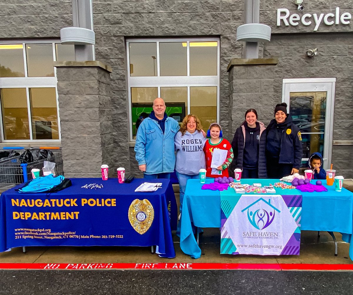 Naugy_PD's tweet photo. Members of #teamNPD & @safehavenofgreaterwaterbury at our first donation drive of the season! 🎁👍 https://t.co/1q9QR48y8S