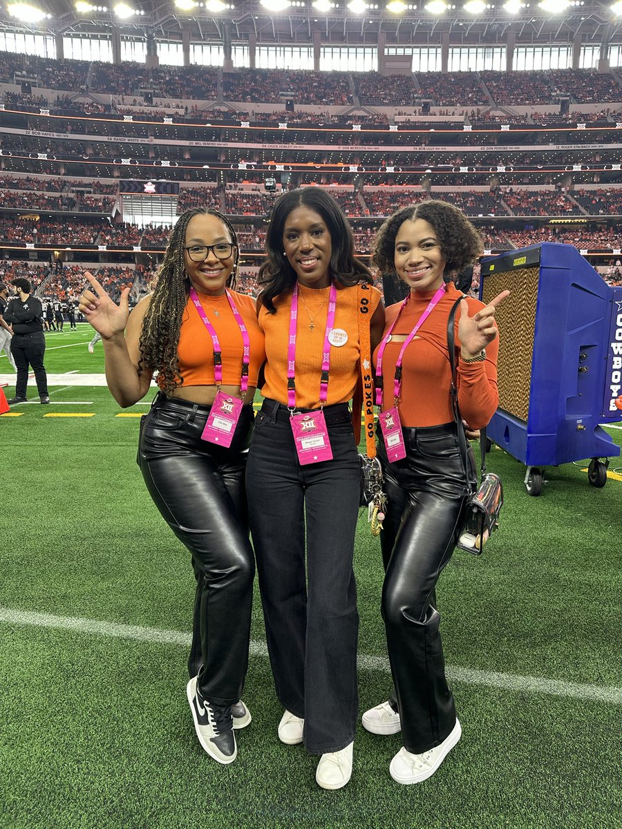 robynehearn's tweet photo. Great way to start my Saturday 🧡🏈 
@osu_max https://t.co/BpyDZUKde9