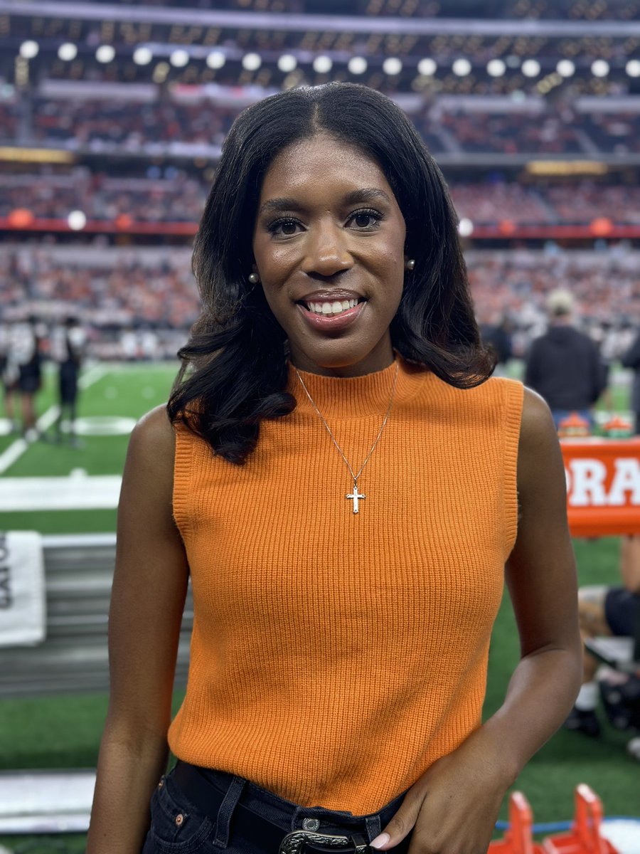 robynehearn's tweet photo. Great way to start my Saturday 🧡🏈 
@osu_max https://t.co/BpyDZUKde9
