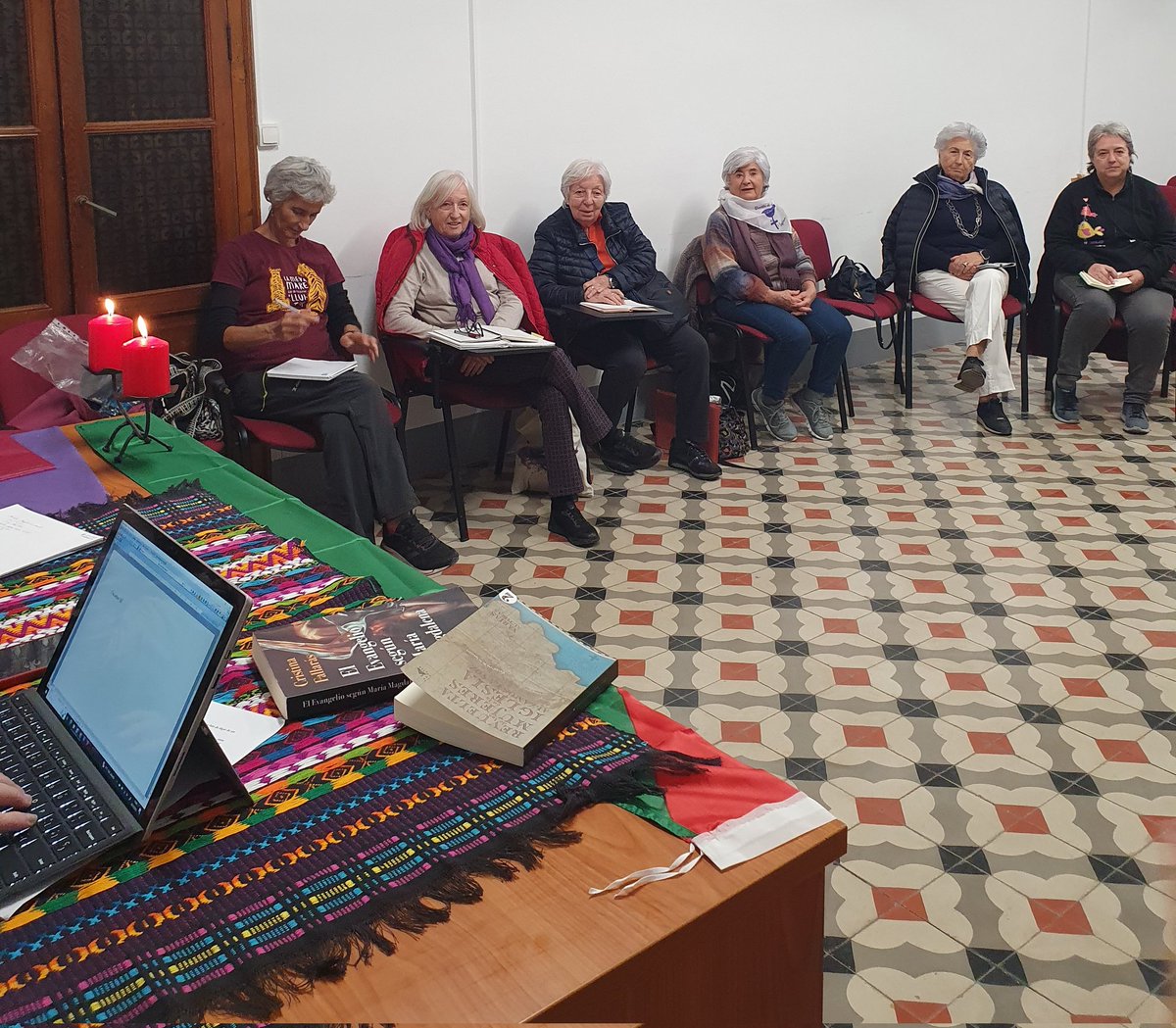 revoltadones's tweet photo. Iniciamos nuestro Encuentro de las Mujeres en la Iglesia de València para seguir reflexionando sobre  nuestra presencia en ella. #HastaQueLaIgualdadSeaCostumbre https://t.co/n9fnp9zZqL